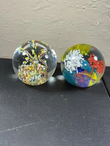 2 Kunst Glas Briefbeschwerer Abstrakte Blumen Weiß Orange Blau Gelb 2,5" Hoch. B - Bild 1 von 8