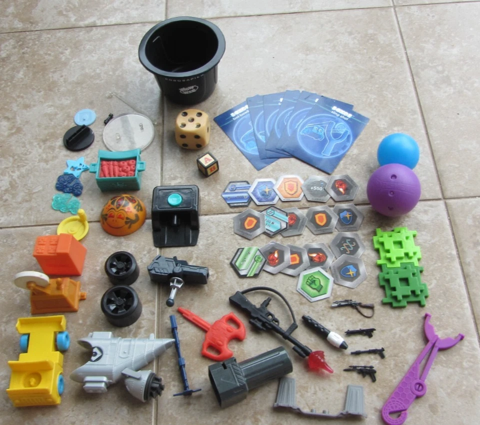 Paquete aleatorio de piezas de tablero de juego, dados, juguetes, accesorios Spin Master Mattel Foto 1 de 2