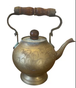 "Antigua tetera de latón cobre tetera con base y mango de madera adornada 6""x5" - Imagen 1 de 4