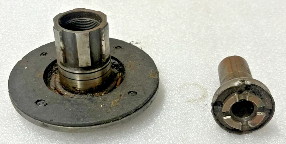 Buje de embrague y tuerca Harley Davidson Knucklehead EL 1936-1940 originales usados (U651) Foto 1 de 4