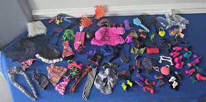 Monster High Puppe Konvolut 76 Kleidung Zubehör Bürsten Schuhe Stiefel Kleidung - Bild 1 von 10
