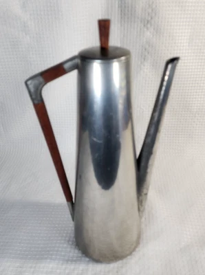 Cafetera de peltre Mid Century KMD Royal Holland con mango de madera de teca y perilla de tapa Foto 1 de 4