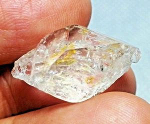 24 Cts Fluorescent Petroleum Quartz With Moving Bubbles,Methane from Pakistan - Picture 1 of 12