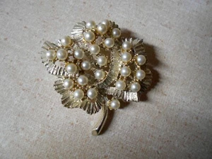 VTG Faux Pearl Gold Color Flower Brooch Pin Costume Jewelry Signed BSK B.S.K. - Picture 1 of 4
