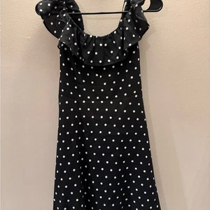 Vestido mediano Zara con volantes a lunares - blanco y negro - Imagen 1 de 7