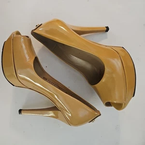 Stuart Weitzman Beige Stilettos, Size 4 - Picture 1 of 7