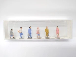 Merten Figures 2501 Street Pedestrians - OO/HO - New & Boxed - Picture 1 of 5
