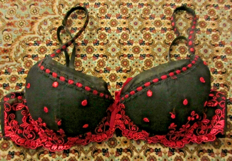 Sujetador Fashion Bug negro con aros de encaje rojo talla 34B Foto 1 de 3