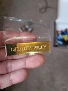 Bam Box Scream Deputy Riley Metall Namensschild Pin Replik Requisite - Bild 1 von 2