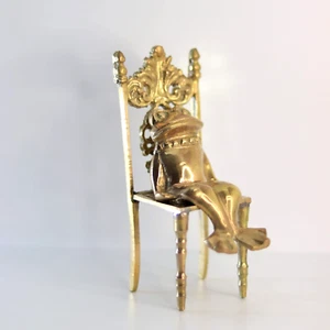 Schöne Vintage indische Statue der Froschkönigin aus Messing auf Stuhl - Bild 1 von 9