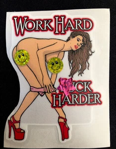 ADESIVO SEXY GIRL “WORK HARD F... HARD” 3 1/4” X 2 1/2“ MOLTO BELLO HOT 🔥 - Foto 1 di 1
