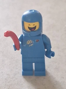 Lego Benny 70837 Big Smile / Cheerful The LEGO Movie 2 Minifigure With Hotdog - Picture 1 of 3