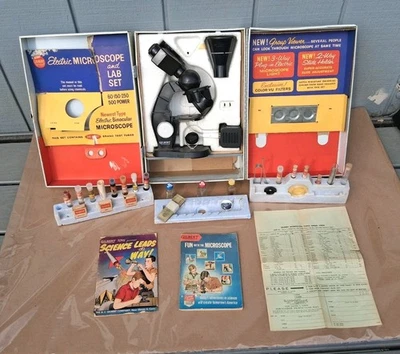 Conjunto de microscopio y laboratorio experimental Gilbert de colección estuche de metal triple pliegue con cosas Foto 1 de 4