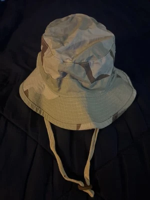 Sombrero cubo camuflaje desierto con correa Foto 1 de 2