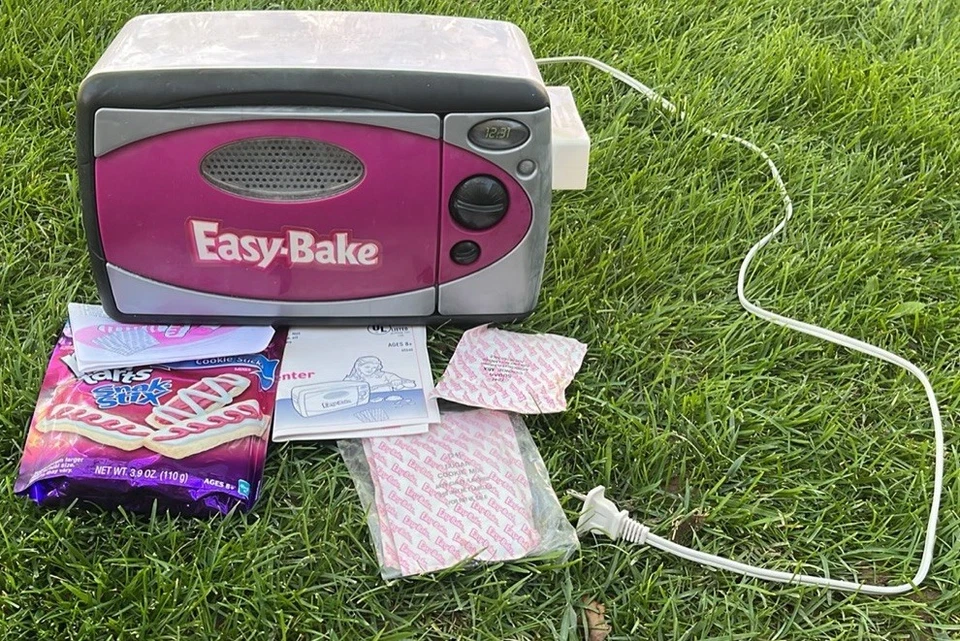 Vintage Easy-Bake Oven and Snack Center Open Box Model 65540 Hasbro 2004 - Image 1 of 1