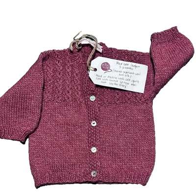 Cárdigan Bebé Hecho a Mano - 3-6 Meses Borgoña Lana Merino y Seda Cable Simulado Nuevo con Etiquetas Foto 1 de 4