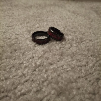Elegante anillo de carburo de tungsteno rojo y negro para hombre 12,5  Foto 1 de 3
