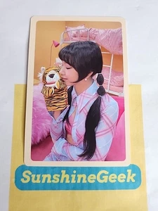 Zweimal - zwischen 1&2 - Chayeoung Tiger Puppe POB Pfirsichrand Fotokarte - Bild 1 von 2