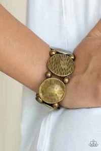 Brazzi ""Boldly Basic"" disco de latón texturizado y martillado y pulsera elástica de cuentas - Imagen 1 de 2