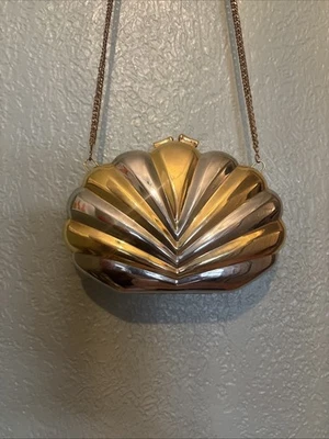 Bolso sin asas de noche de almeja rígida tono dorado y plateado cartera de cadena ocultable de colección Foto 1 de 4