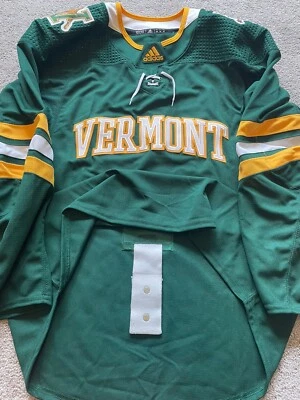 Camiseta deportiva de hockey MIC Adidas Vermont Catamounts NCAA verde este hogar 54 en blanco Foto 1 de 2
