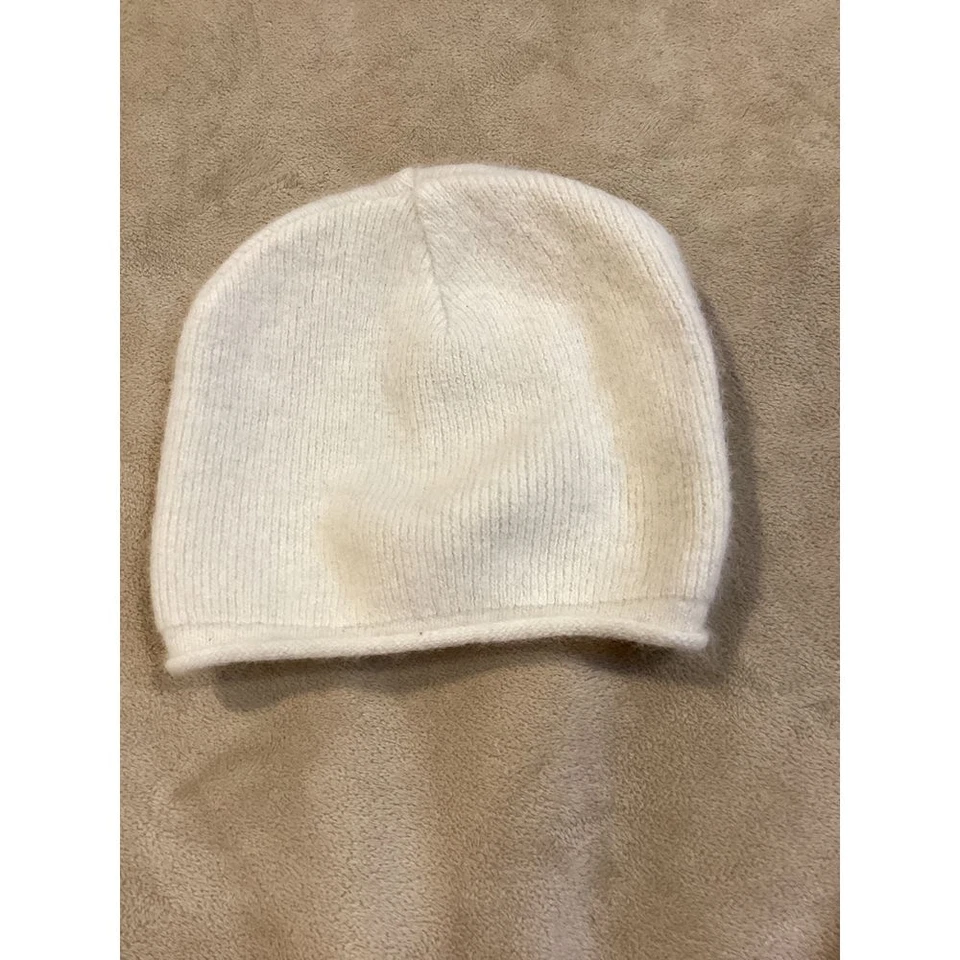 Chapéu gorro marfim H & M, sistema operacional, 35% angorá, 30% acrílico, 25% lã de cordeiro, 10% nylon - Imagem 1 de 4