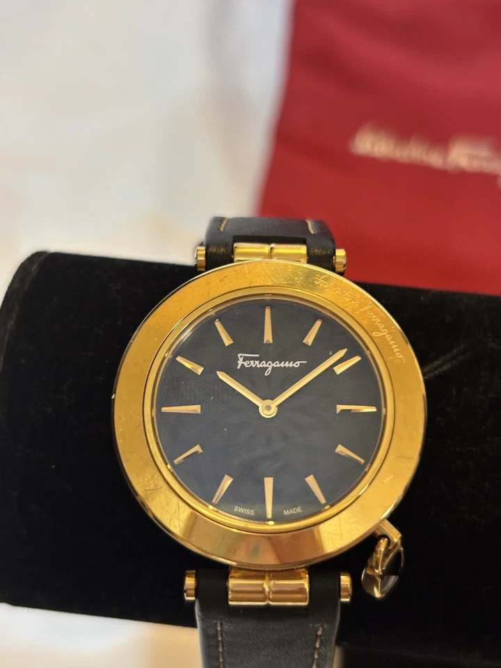 Reloj Pulsera Classy Ferragamo Mujer FIC030015 Intreccio Dorado IP Cuero Negro Foto 1 de 4