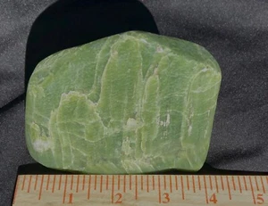 Tremalite Hand Polished Gem Apple Green 506 GRAMS or 1.11 Pounds Balichristan - Picture 1 of 13