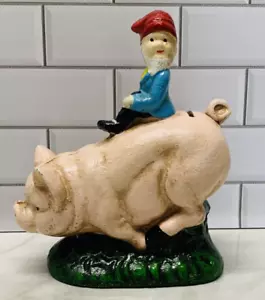 Gusseisen Wichtel Bärtige Elfe Reiten Schwein Sparschwein Rosa Vintage Look Figur - Bild 1 von 12