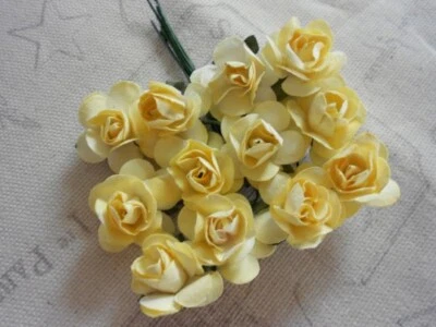 Rosas de papel amarillo - Ramo de 24 rosas amarillas - Rosas de sombrerería Foto 1 de 2