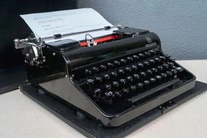 1947 Olympia Progress Portable Manual Typewriter with Czech Keyboard - Picture 1 of 16