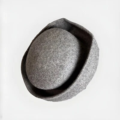 Verdadero Vintage Mujer Sombrero Lana Fieltro Gris Triturador Pastillero Ala Alta Reina Isabel Foto 1 de 4
