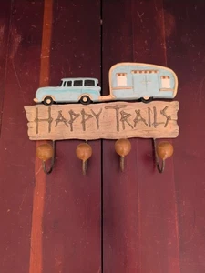 Porta llaves Happy Trails vintage azul SUV coche tirando cámper diseño 4 ganchos para llaves - Imagen 1 de 24