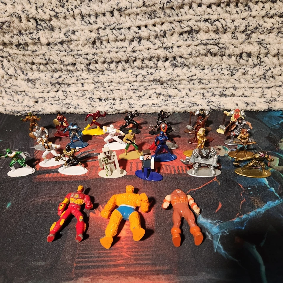 Lote de metal fundido a presión Jada Toys Marvel, DC, Minecraft, GI Joe, D&D y más figuras de metal  Foto 1 de 4