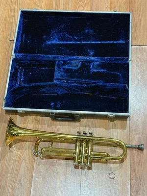 Instrumento musical de latón trompeta KING Cleveland 600 con boquilla y estuche Foto 1 de 4