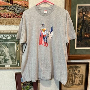 Camisa de Diseñador Supreme Blanca Skeleton Superman Para Hombre RARA Usada Talla L/XL - Imagen 1 de 6