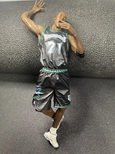 NBA Star Kevin Garnett # 21 Timberwolves Action Figure (No Basketball in Hand) - Picture 1 of 5