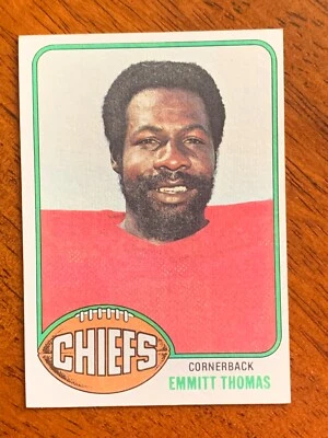 1976 Topps Football #216 - Emmitt Thomas, Kansas City Chiefs - HOF - NrMt - Image 1 of 2