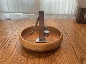 Ciotola dado vintage in legno Margaret Studio con schiaccia dadi MCM Antigone Wis - Foto 1 di 6