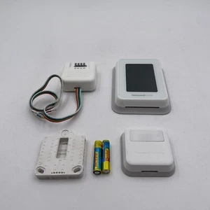 Honeywell Home T9 WiFi Smart Thermostat with 1 Smart Room Sensor RCHT9610WFSW - Picture 1 of 4