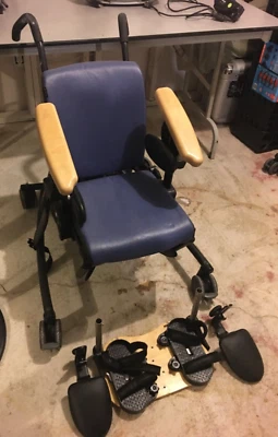 Silla de actividades Rifton para niños con necesidades especiales Foto 1 de 4