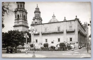 Postal de los comerciantes de la catedral Street View de la década de 1940 Coca Cola Morelia México RPPC - Imagen 1 de 2