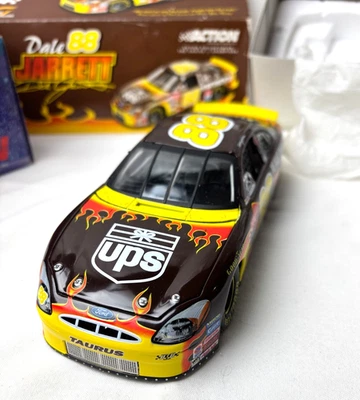 Acción escala 1:24 2001 Dale Jarrett #88 UPS Race the Truck edición limitada Foto 1 de 4