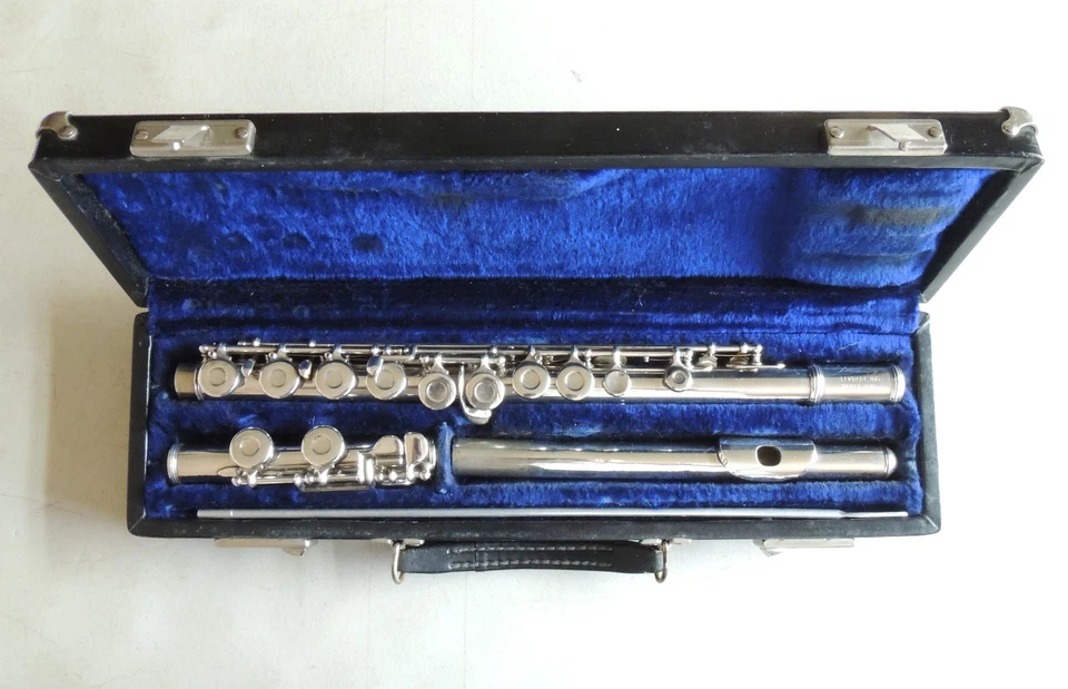 Armstrong Model 100 Flute With Silver Head - Image 1 of 4