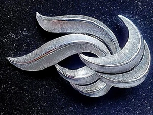 Vintage Crown Trifari swirled silver tone metal pin - Picture 1 of 4