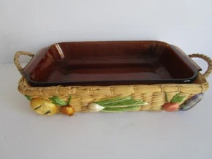 Cazuela Anchor Hocking de 1,5 cuartos de galón en cesta vintage con decoración de verduras - Imagen 1 de 5