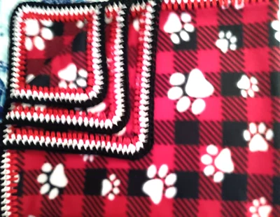 Manta polar para bebé borde de ganchillo patas de perro negro rojo a cuadros piel de regazo 30 x 39 Foto 1 de 3