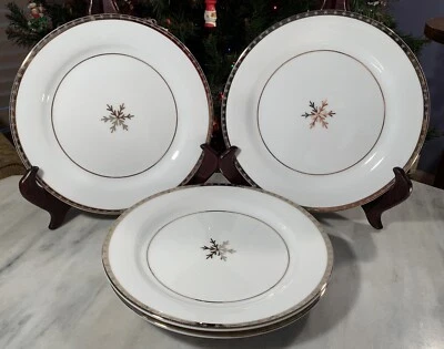 "Lote de 4 platos de ensalada Target Home ARCTIC SOLSTICE 8,75"": copos de nieve plateados ❄️" Foto 1 de 4