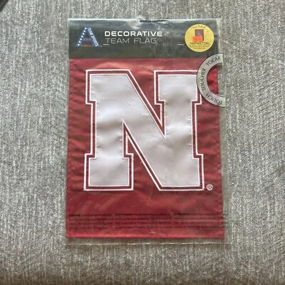 UNIVERSIDAD DE NEBRASKA Bandera de Equipo Decorativa Doble Cara (Bandera de Jardín) 12x18 Foto 1 de 2