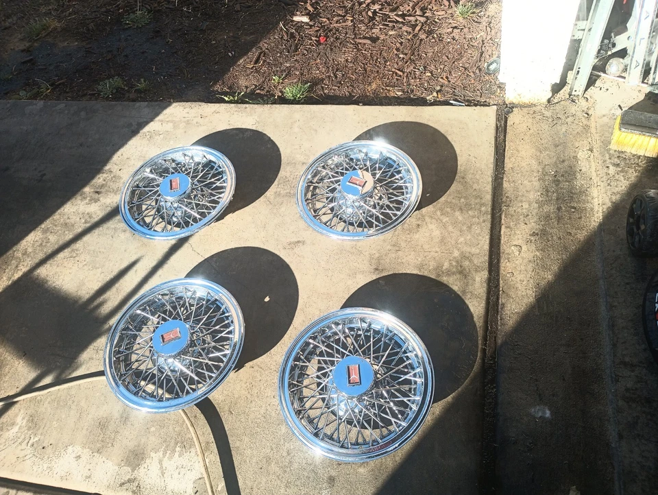 "4 cubiertas de rueda de alambre de 14"" Oldsmobile Cutlass Supreme 81-87 tapacubos tracción trasera imperfecciones" Foto 1 de 1